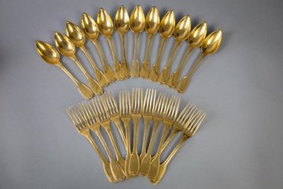 DOUZE COUVERTS À ENTREMETS En métal doré