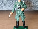 figurine représentant un soldat armé d'un fusil, posée sur une table en bois