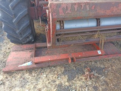 un tracteur garé à côté d'une machine