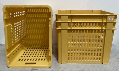 deux caisses en plastique jaunes posées l'une à côté de l'autre sur une table