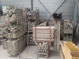 de nombreuses piles de bois empilées dans un entrepôt