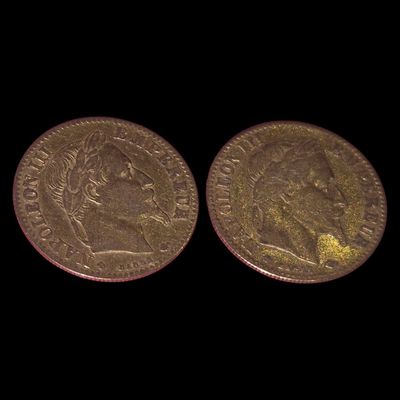 deux pièces d'or, dont l'une représente la tête d'un homme et l'autre celle d'une femme