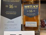 La bouteille de whisky écossais single malt Mortlach est exposée dans un magasin.