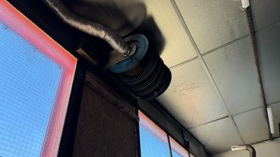 3 centrales d'aspiration des fumées avec tuyaux à enrouleurs…