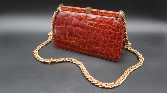 Sac en croco marron, chaine dorée