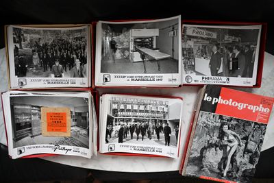 beaucoup de photos en noir et blanc posées sur une table