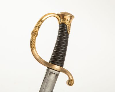 un gros plan d'une épée à la poignée dorée sur fond blanc