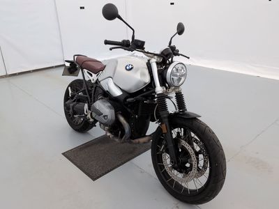 une moto qui est garée dans un garage