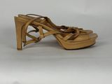 une image représentant une paire de chaussures pour femme posée sur une surface blanche