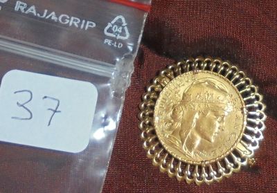une pièce d'or avec l'image d'une femme dessus