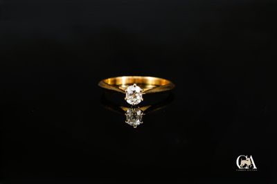 gros plan d'une bague en diamant sur une surface noire