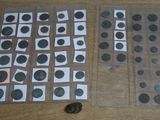 plusieurs types de pièces de monnaie sur la table