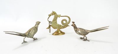 Deux oiseaux sont posés l'un à côté de l'autre sur une surface blanche