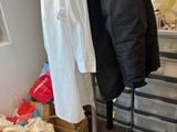 un manteau posé sur un porte-manteau dans un coin de la pièce
