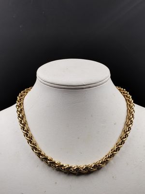un collier à chaîne en or sur un mannequin mannequin mannequin mannequin mannequin mannequin mannequin mannequin mannequin mannequin