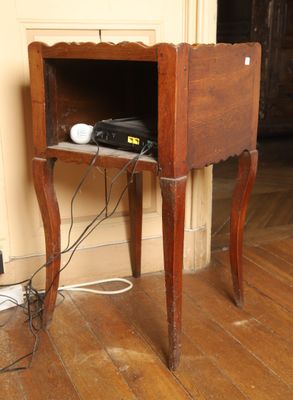 une petite table en bois sur laquelle est posée une radio