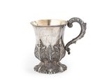 une vieille coupe en argent munie d'une anse, sur fond blanc