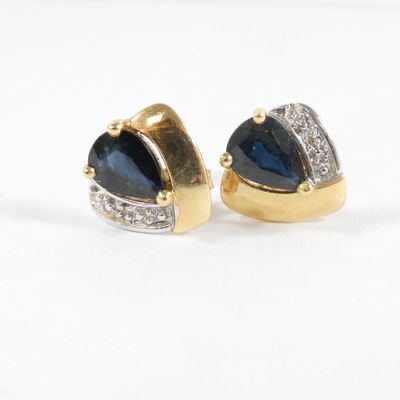 paire de boucles d'oreilles en or jaune 18 carats, ornées de saphirs bleus et de diamants