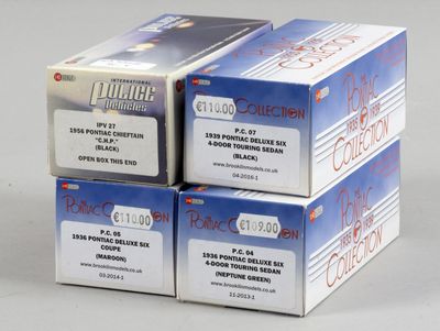 trois paquets de cigarettes empilés les uns sur les autres sur une table