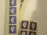 un paquet de timbres sur lequel figure l'image d'un homme