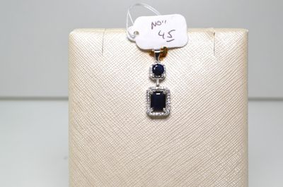 une photo d'une paire de boucles d'oreilles avec une étiquette attachée