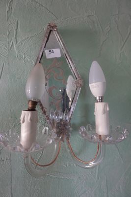 une photo d'un luminaire mural avec un miroir