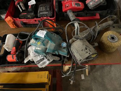 a lot of tools that are sitting on a table