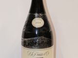 une bouteille de vin posée sur une table
