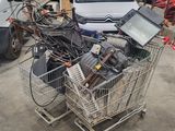 un caddie rempli de matériel électronique sur un parking