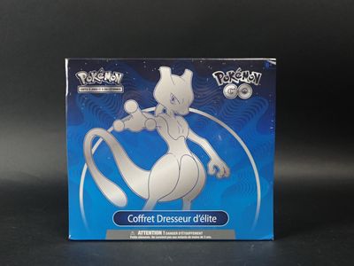 La boîte contenant la figurine Pokémon est posée sur la table.