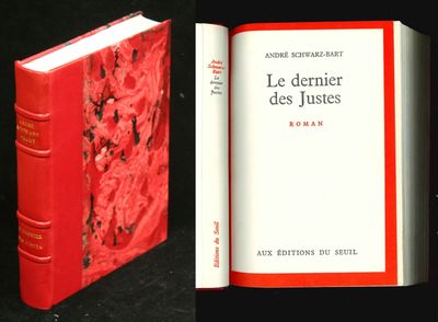 deux livres posés l'un à côté de l'autre sur une table