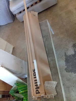 une pile de boîtes posées sur le sol