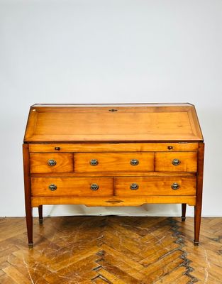 un vieux bureau en bois posé sur un parquet en bois massif