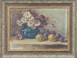 une peinture représentant un vase de fleurs et de fruits sur une table
