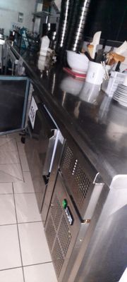 une image d'une cuisine commerciale avec des appareils en acier inoxydable