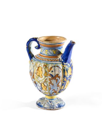 un vase bleu et jaune posé sur une surface blanche