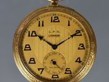 une montre de poche en or avec des chiffres romains sur le cadran