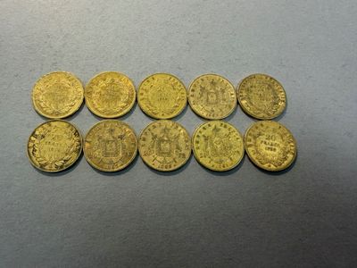 gros plan d'un paquet de pièces d'or sur une table