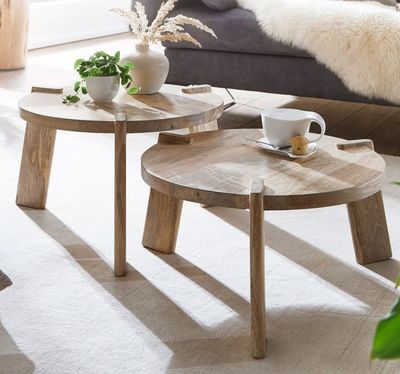 deux tables posées sur un tapis dans un salon