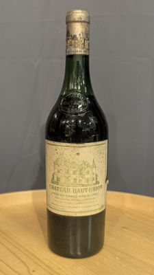 une bouteille de vin posée sur une table