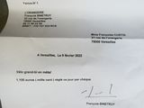 une feuille sur laquelle figure la photo d'une personne tenant un téléphone portable
