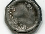 une pièce d'argent sur laquelle figure une femme