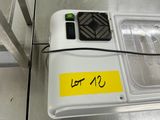 un réfrigérateur blanc sur lequel est collé un autocollant jaune
