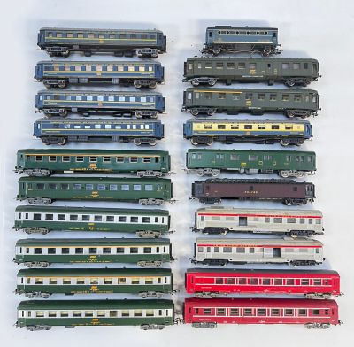 beaucoup de petits trains miniatures alignés les uns à côté des autres