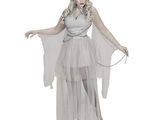 une femme vêtue d'un costume de fantôme blanc, composé d'une jupe longue et d'un couvre-chef