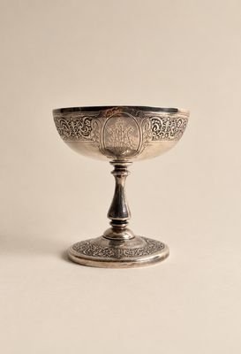 un bol ancien en argent sur pied, sur fond blanc