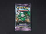 un gros plan sur un paquet de cartes à collectionner Pokémon posé sur une table