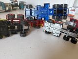 de nombreux petits trains miniatures posés sur une table
