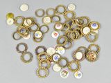 un tas de bagues en or et de boutons posés sur une table
