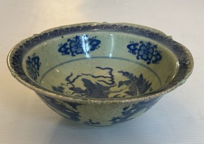 un bol bleu et blanc posé sur une table